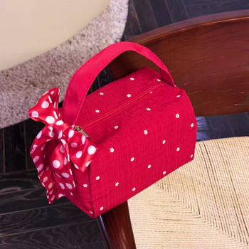 Prenosna kozmetička torbica s uzorkom mašne, tekstilni vanjski dio, podstava od poliester, periva