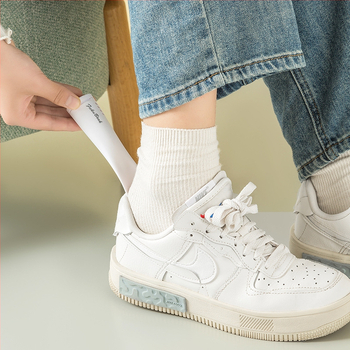 RJ 29 Kreatívny plastový Shoe Horn s visiacim háčikom a krabičkou deodorantu