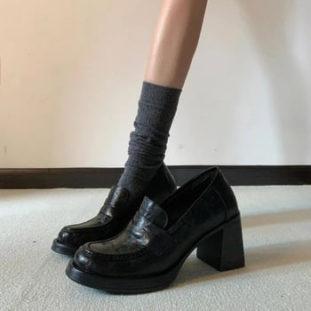 Női lapos cipő – kerek orr, platform, vastag középtalpú sarok; felsőrész: Super Fiber; talp: gumi; belső talp: latex