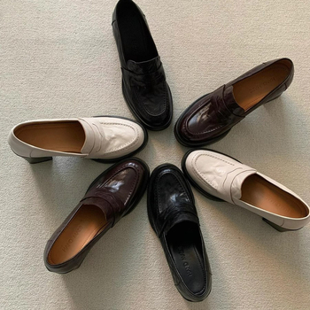 Női lapos cipő – kerek orr, platform, vastag középtalpú sarok; felsőrész: Super Fiber; talp: gumi; belső talp: latex