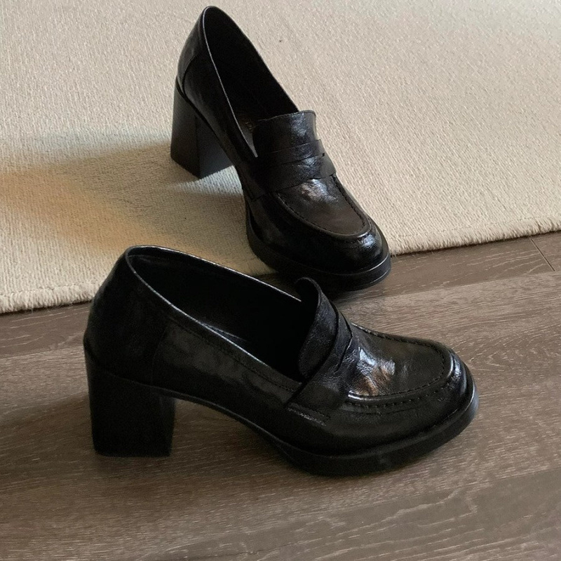 Női lapos cipő – kerek orr, platform, vastag középtalpú sarok; felsőrész: Super Fiber; talp: gumi; belső talp: latex