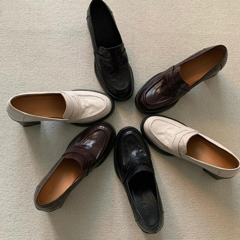 Női lapos cipő – kerek orr, platform, vastag középtalpú sarok; felsőrész: Super Fiber; talp: gumi; belső talp: latex