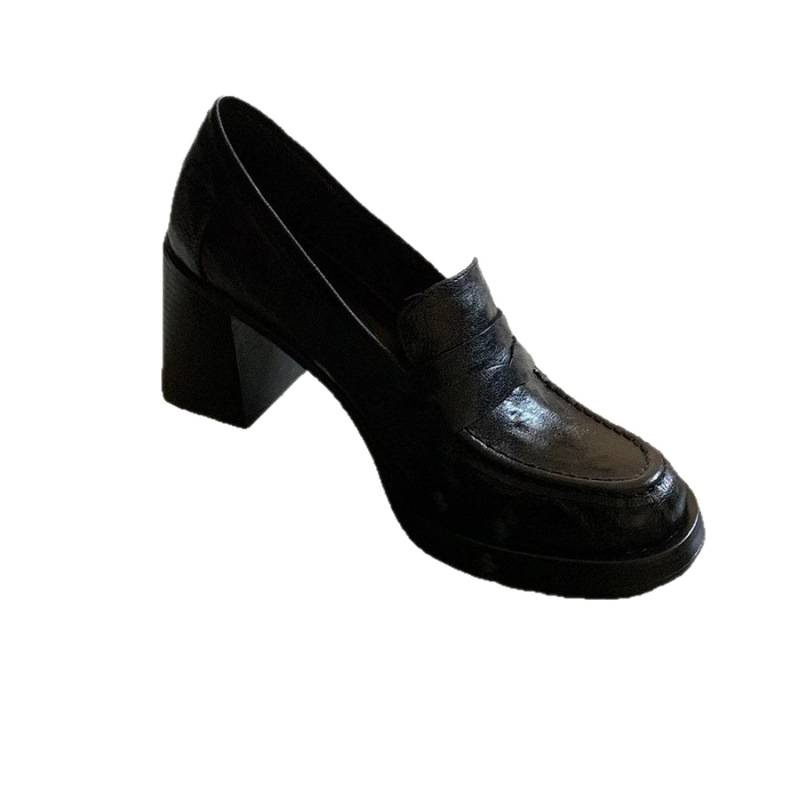 Női lapos cipő – kerek orr, platform, vastag középtalpú sarok; felsőrész: Super Fiber; talp: gumi; belső talp: latex