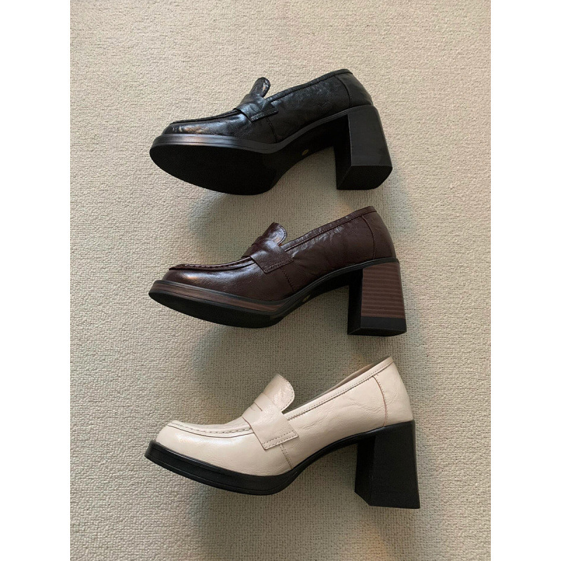 Női lapos cipő – kerek orr, platform, vastag középtalpú sarok; felsőrész: Super Fiber; talp: gumi; belső talp: latex