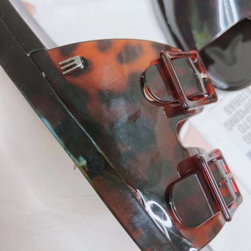 Plažne jelly papuče s leopard printom i kvadratnom kopčom; PVC gornji dio i đon; brzo sušenje, vodootporne