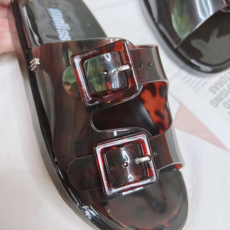 Plažne jelly papuče s leopard printom i kvadratnom kopčom; PVC gornji dio i đon; brzo sušenje, vodootporne