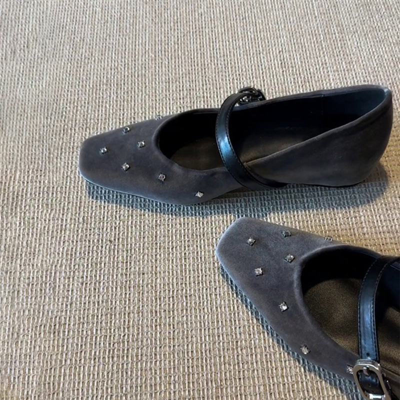 Mary Jane cipele s jednim kopčom, kristalni ukrasi, podstava povišena, nubuk gornji dio, okrugli nos