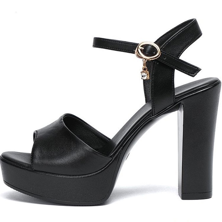 Remenaste sandale s debelim petama 6-8 cm, otvoreni prsti, kopča, PU gornji dio i PU đon