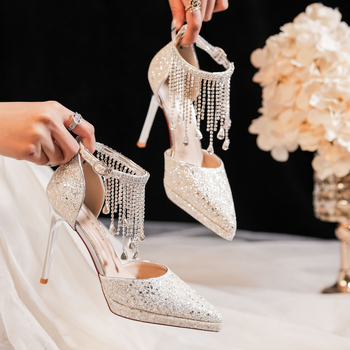 Pantofi înalți cu vârf ascuțit, toc stiletto, înălțime 3–6 cm, bretea cu cristale și ciucuri, platformă cu paiete