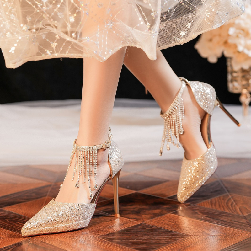 Pantofi înalți cu vârf ascuțit, toc stiletto, înălțime 3–6 cm, bretea cu cristale și ciucuri, platformă cu paiete