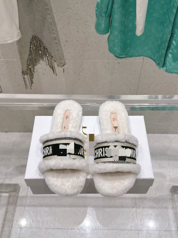 Papuci de casă pufoși pentru femei cu broderie litera D, partea superioară din pluș artificial, căptușeală din lână de oaie, talpă din piele microfibră, grosime talpă 0-3 cm