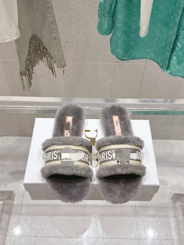 Papuci de casă pufoși pentru femei cu broderie litera D, partea superioară din pluș artificial, căptușeală din lână de oaie, talpă din piele microfibră, grosime talpă 0-3 cm