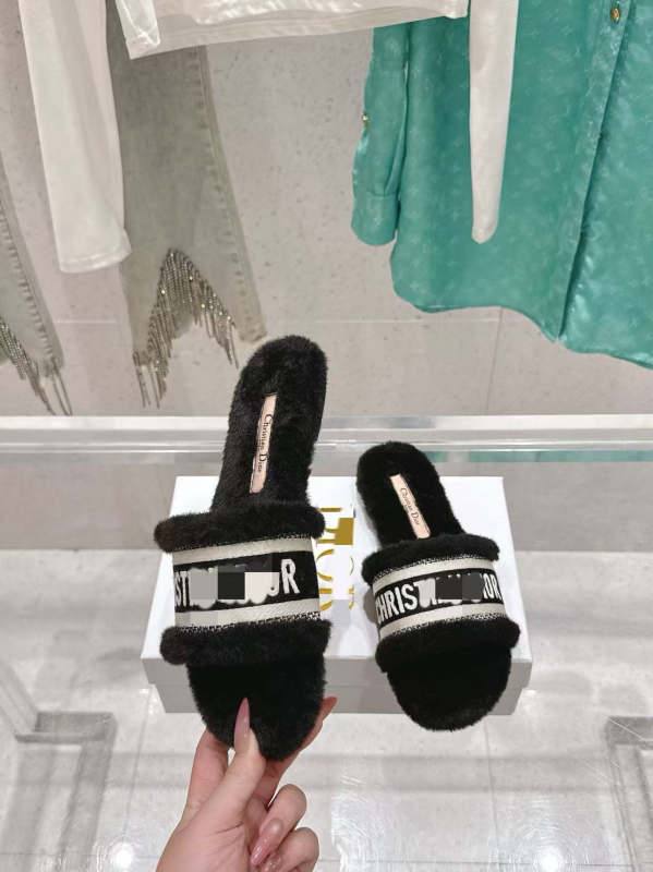 Papuci de casă pufoși pentru femei cu broderie litera D, partea superioară din pluș artificial, căptușeală din lână de oaie, talpă din piele microfibră, grosime talpă 0-3 cm