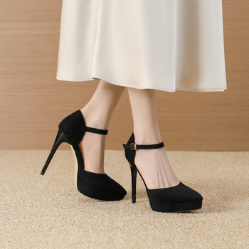 Velúr magassarkú cipő hegyes orrú, platforma 12 cm, vékony sarkú, csattos zárás, gumitalp