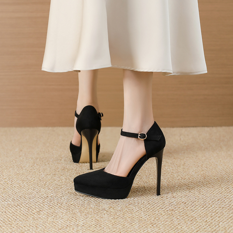 Velúr magassarkú cipő hegyes orrú, platforma 12 cm, vékony sarkú, csattos zárás, gumitalp