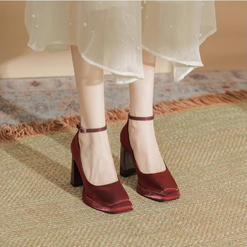 Mary Jane cipele, kitten heel, gornji dio od elastičnog materijala, zatvaranje na jednu traku s kopčom, PU uložak, gumeni đon