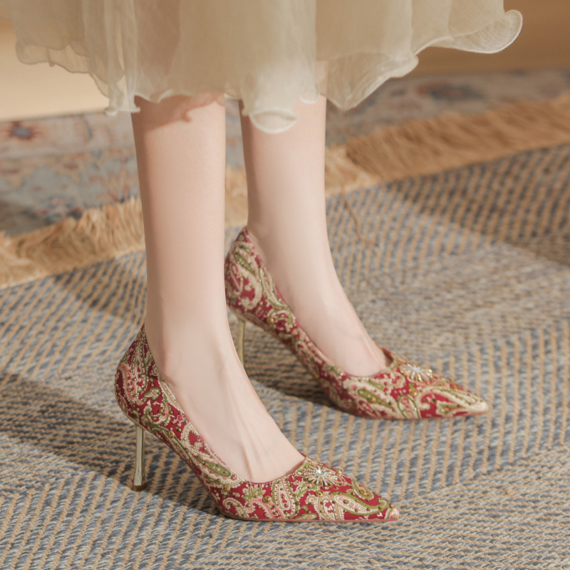 Pantofi cu toc înalt, vârf ascuțit, partea superioară PU, talpă din cauciuc, toc subțire 6–8 cm, pentru purtare zilnică