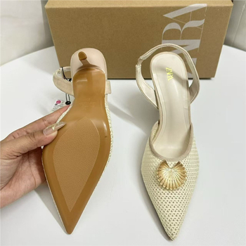 Női magas sarkú cipő, hegyes orr, hátpánt, sarokmagasság 6–8 cm, felsőrész: szuper rost, belső talp: természetes bőr