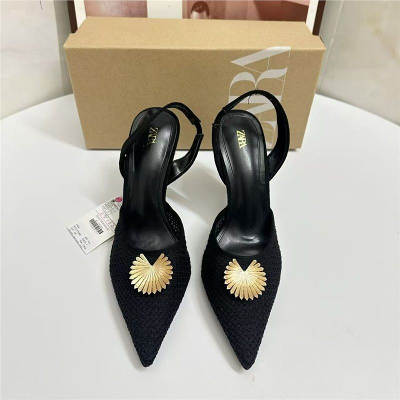 Női magas sarkú cipő, hegyes orr, hátpánt, sarokmagasság 6–8 cm, felsőrész: szuper rost, belső talp: természetes bőr