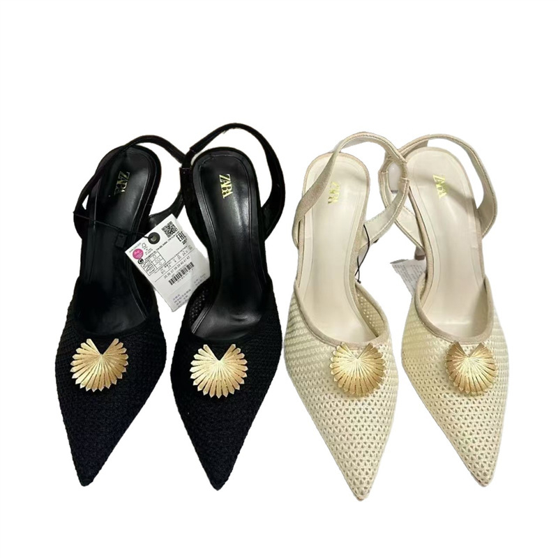 Női magas sarkú cipő, hegyes orr, hátpánt, sarokmagasság 6–8 cm, felsőrész: szuper rost, belső talp: természetes bőr