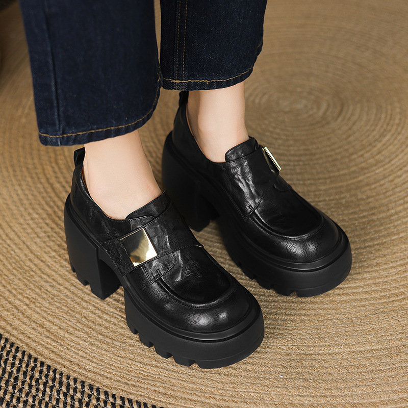 Ženske loafers s okruglim nosom, gornji dio od ovčje kože, debeli pet 6–8 cm, zatvaranje na Velcro, gumeni potplat