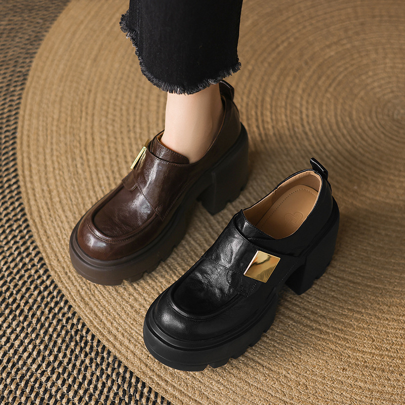 Ženske loafers s okruglim nosom, gornji dio od ovčje kože, debeli pet 6–8 cm, zatvaranje na Velcro, gumeni potplat