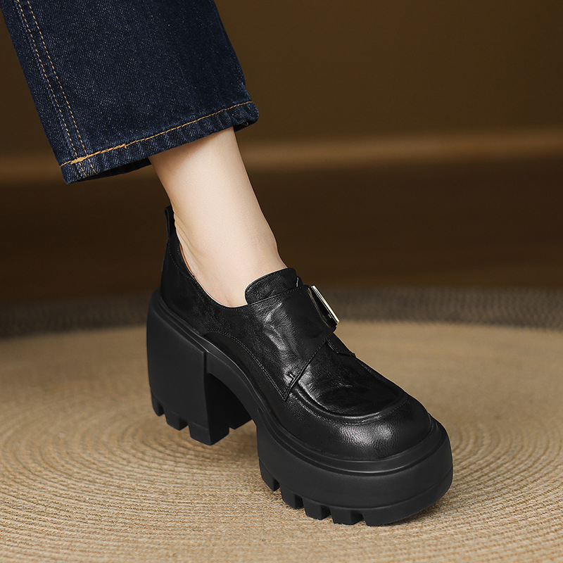 Ženske loafers s okruglim nosom, gornji dio od ovčje kože, debeli pet 6–8 cm, zatvaranje na Velcro, gumeni potplat