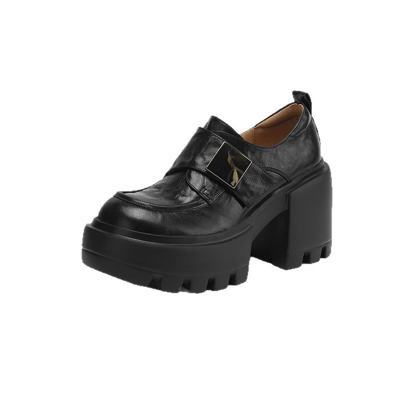 Ženske loafers s okruglim nosom, gornji dio od ovčje kože, debeli pet 6–8 cm, zatvaranje na Velcro, gumeni potplat