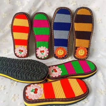 Papuče ručno pletene, s protukliznom, otporne na habanje, kukičanom podlogom i vezom (Model 454545487)