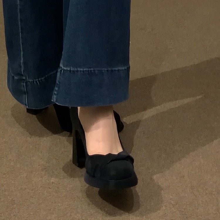 Cipele s visokim potpeticama od PU, kvadratni nos, debeli potpetica, visina potpetice 6–8 cm, slip-on