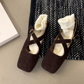 Mary Jane cipele s mat završnom površinom, kvadratni vrh, križna kopča, niski debeli potpetica (1–3 cm)