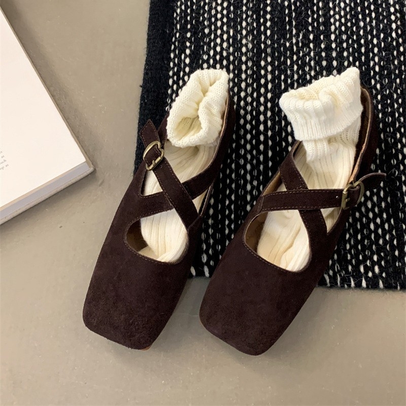 Mary Jane cipele s mat završnom površinom, kvadratni vrh, križna kopča, niski debeli potpetica (1–3 cm)