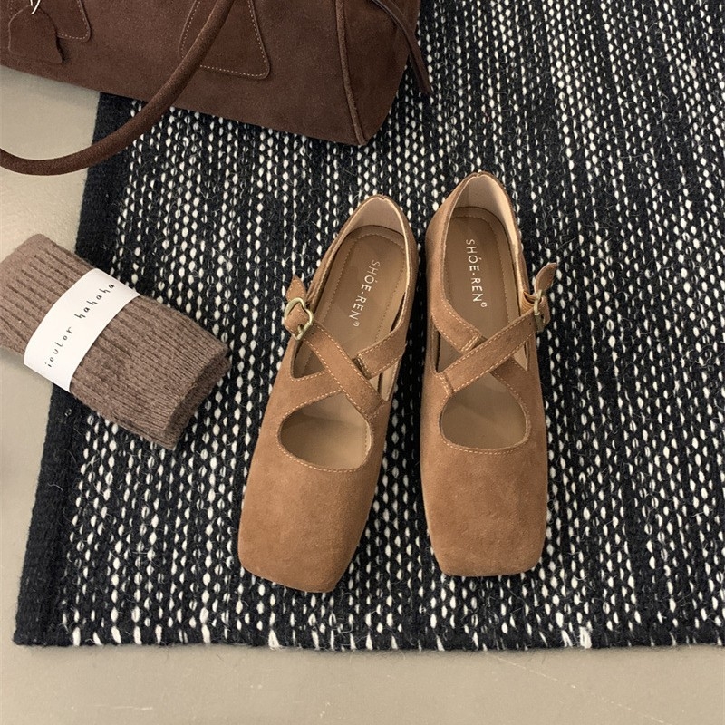 Mary Jane cipele s mat završnom površinom, kvadratni vrh, križna kopča, niski debeli potpetica (1–3 cm)