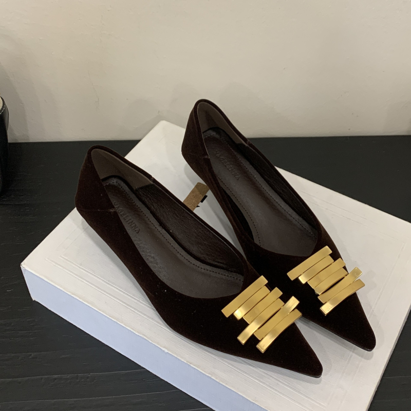 Високи токчета със метална катарама, горна част от суперфибър, подметка от гума, остър нос, котешки ток, нисък ток (<3 см), Есен 2025