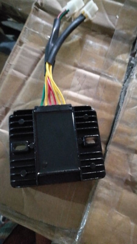 Hongju redresor pentru motor de triciclu, răcire cu apă, regulator de tensiune cu 6 fire, încărcător cu trei fire galbene, model 200