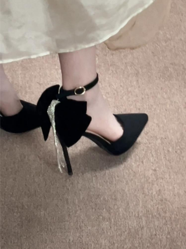 Női magas sarkú cipő microfiber felsőrész, hegyes orr, gumi talp, belső microfiberrel, egy vonalú csattal záródó.