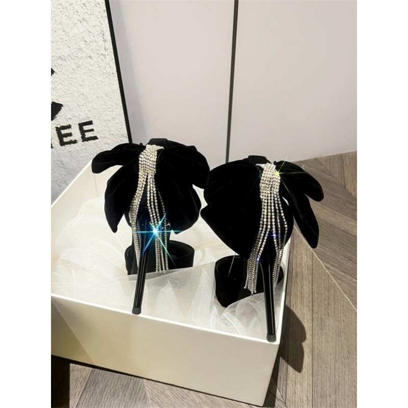 Női magas sarkú cipő microfiber felsőrész, hegyes orr, gumi talp, belső microfiberrel, egy vonalú csattal záródó.