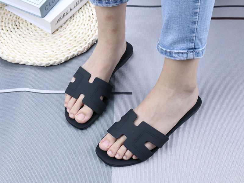 Ženske papuče s PVC gornjim dijelom i PVC đonom, slip-on, ravni đon, ljeto 2024