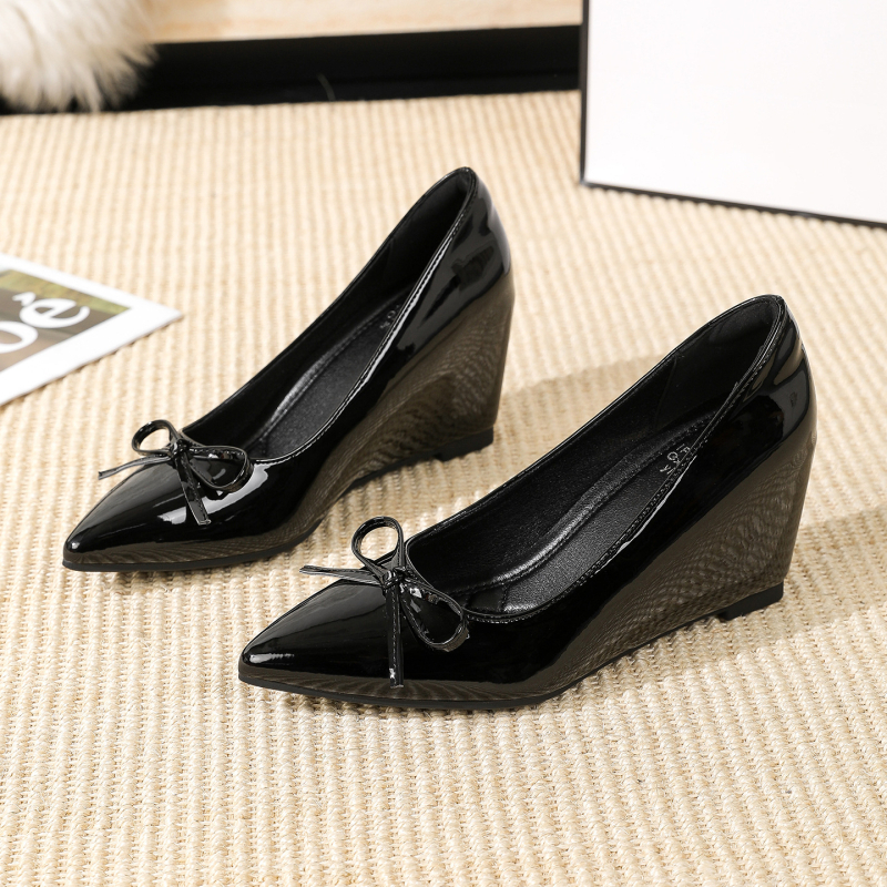 Ženske cipele s oštrim nosom, slip-on model, gornji dio od patent kože, visina potpetice 6–8 cm, gumeni potplat