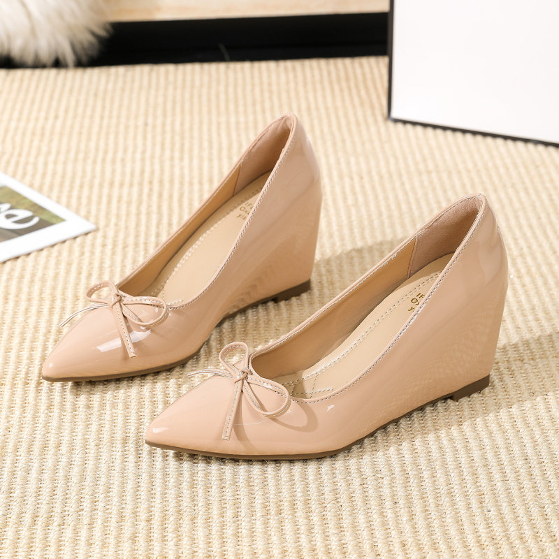 Ženske cipele s oštrim nosom, slip-on model, gornji dio od patent kože, visina potpetice 6–8 cm, gumeni potplat