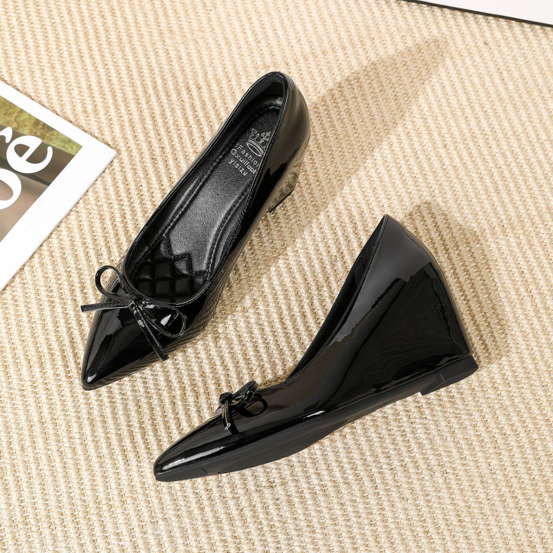 Ženske cipele s oštrim nosom, slip-on model, gornji dio od patent kože, visina potpetice 6–8 cm, gumeni potplat