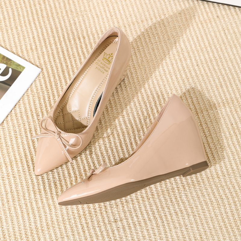 Ženske cipele s oštrim nosom, slip-on model, gornji dio od patent kože, visina potpetice 6–8 cm, gumeni potplat