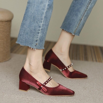 Mary Jane cipele s kratkim petom, satenski gornji dio, slip-on, jednobojne, gumeni potplat.