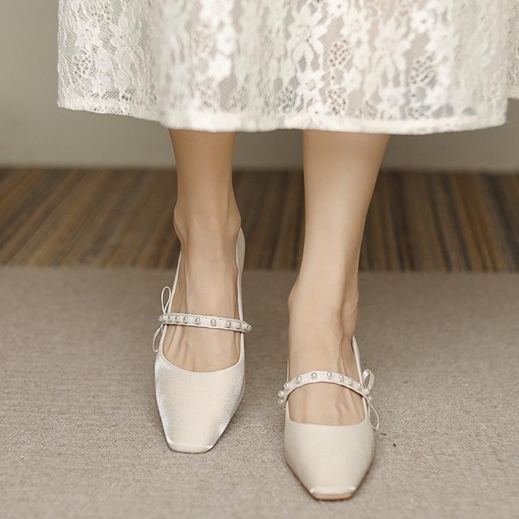 Mary Jane cipele s kratkim petom, satenski gornji dio, slip-on, jednobojne, gumeni potplat.