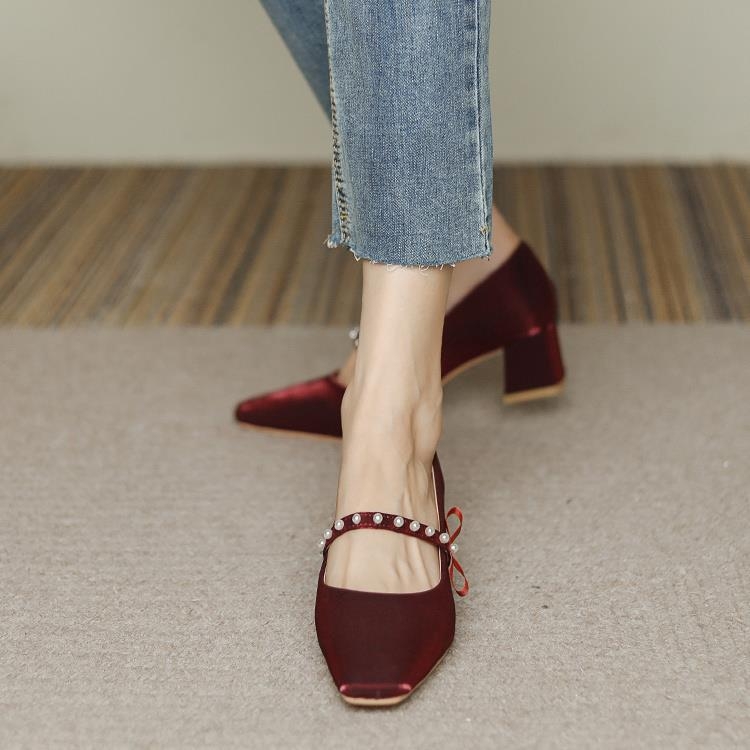 Mary Jane cipele s kratkim petom, satenski gornji dio, slip-on, jednobojne, gumeni potplat.
