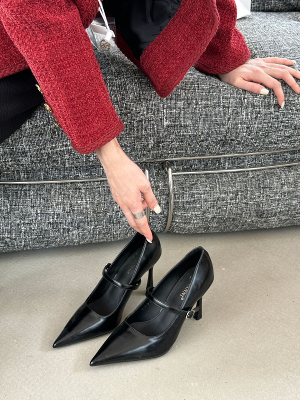 Korejski stil, štikle s oštrim vrhom, niski peta 1–3 cm, gornji materijal od super vlakana
