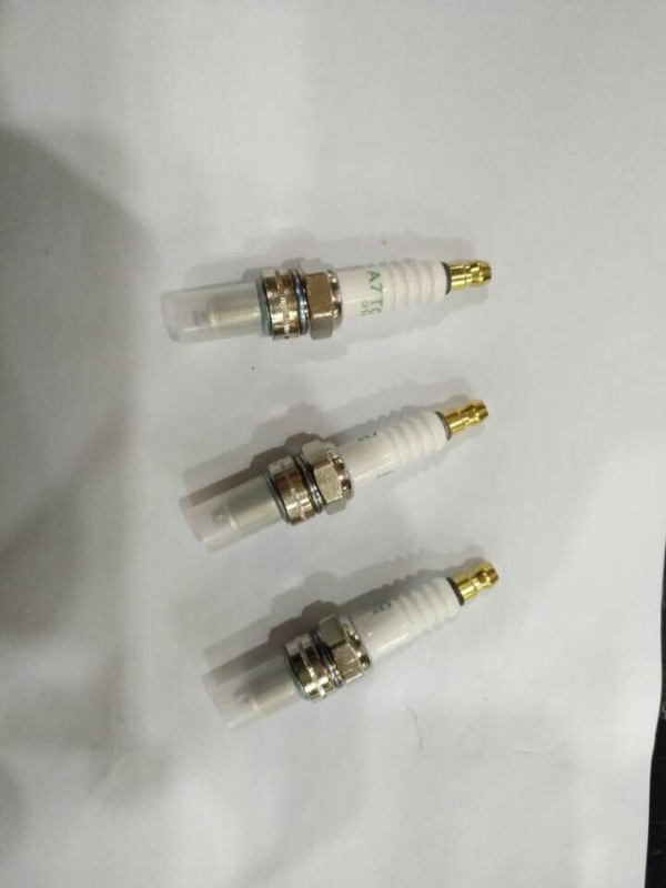 Hongju Parts Svečica za motor s tri kandže za CD110 CD70