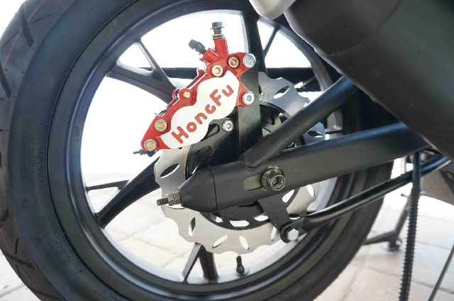 Set zadného kotúčového brzdenia pre motocykel s štyrmi piestikmi a dolným držiakom pumpy, napodobené abalónové brzdové piesty, diely