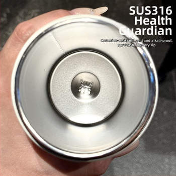 Izolačný pohár s vnútornou nádržou z 316 ocele, vonkajším plášťom z 201 ocele, vákuová izolácia 6–12 h, šnúrka na nosenie a uzáver so slamkou, prispôsobiteľný laserovou gravírovaním alebo sieťotlačou.