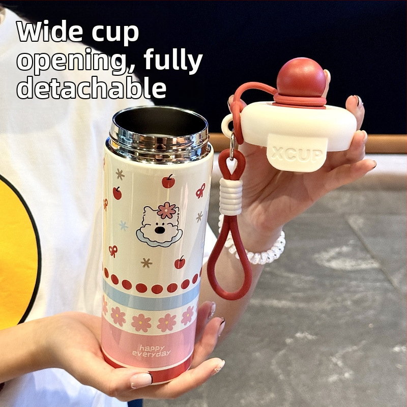 Izolačný pohár s vnútornou nádržou z 316 ocele, vonkajším plášťom z 201 ocele, vákuová izolácia 6–12 h, šnúrka na nosenie a uzáver so slamkou, prispôsobiteľný laserovou gravírovaním alebo sieťotlačou.